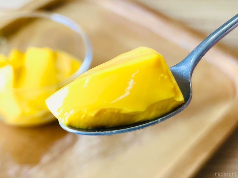 カルディのパンダマンゴープリンをスプーンですくった様子