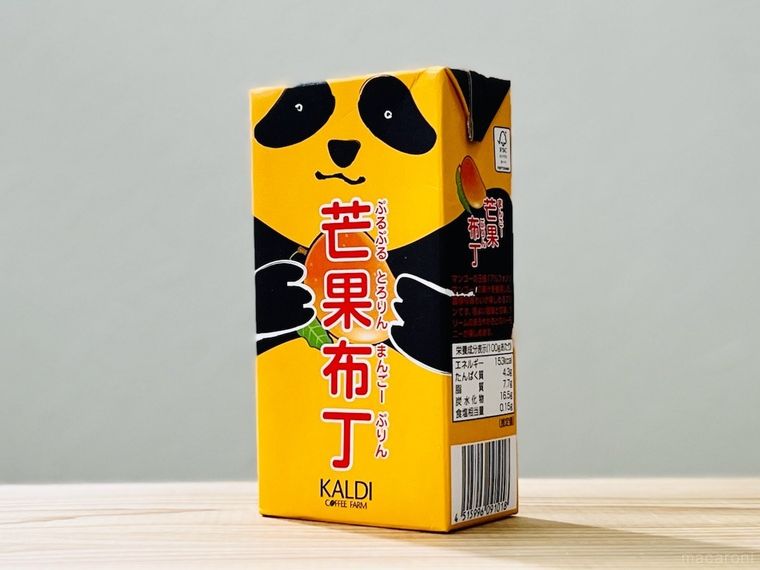 カルディのパンダマンゴープリンがテーブルの上に置かれている様子