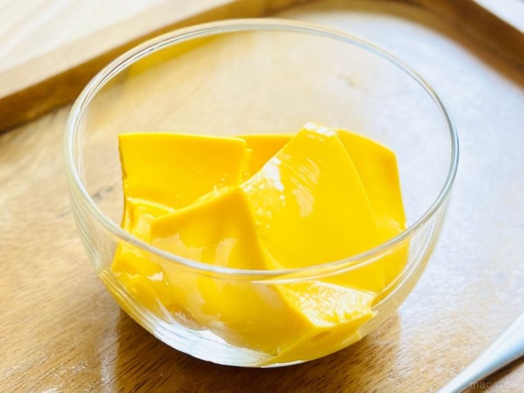 カルディのパンダマンゴープリンをガラスの器に盛り付けた様子