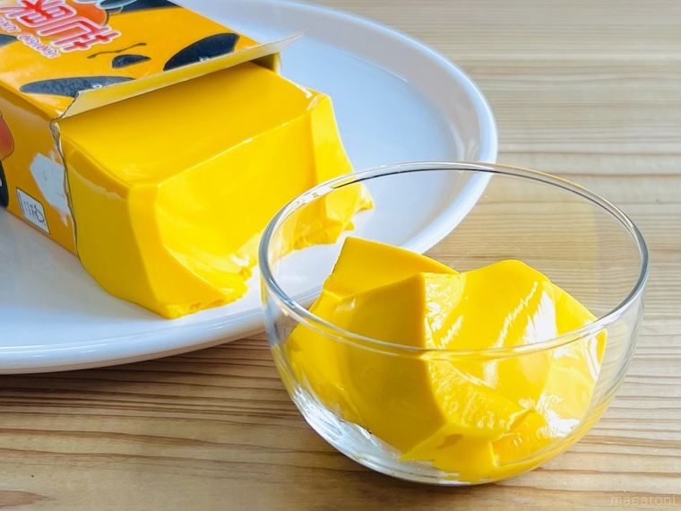 カルディのパンダマンゴープリンをガラスの器に盛り付けた様子