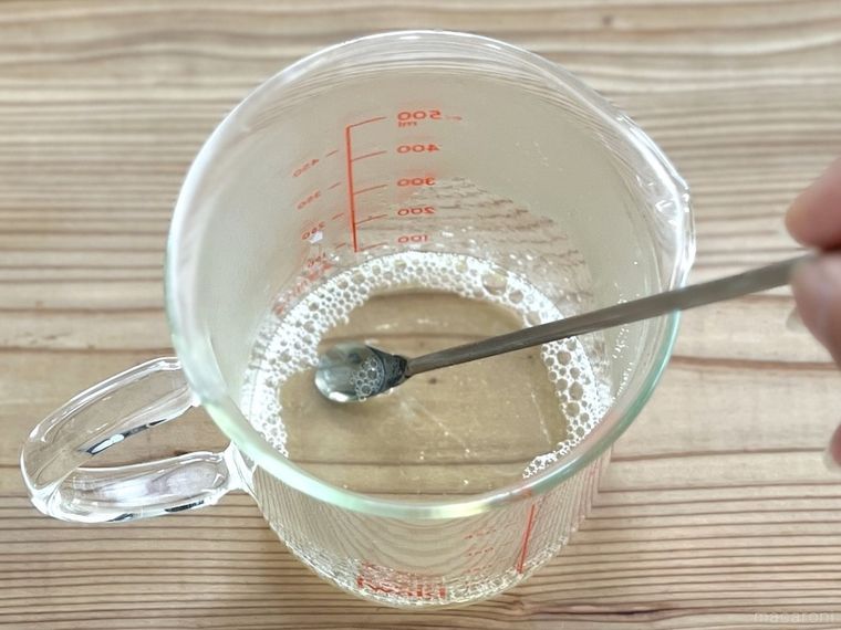 粉ゼラチンをお湯で溶かした様子