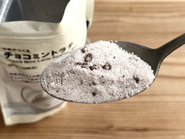 無印良品の牛乳でつくる チョコミントラテをスプーンですくった様子