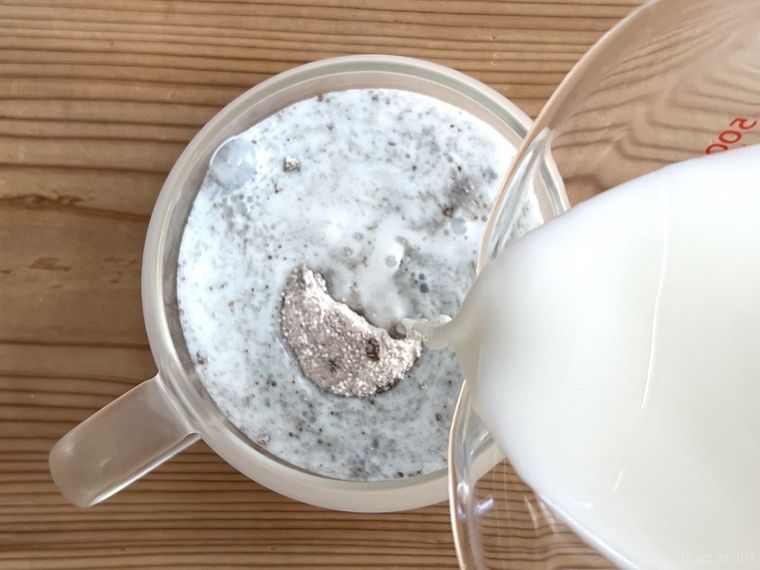 無印良品の牛乳でつくる チョコミントラテに牛乳をそそいでいる様子