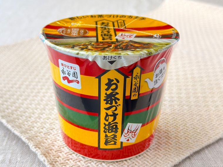 フィルムに包まれているカップ入り お茶づけ海苔のパッケージ