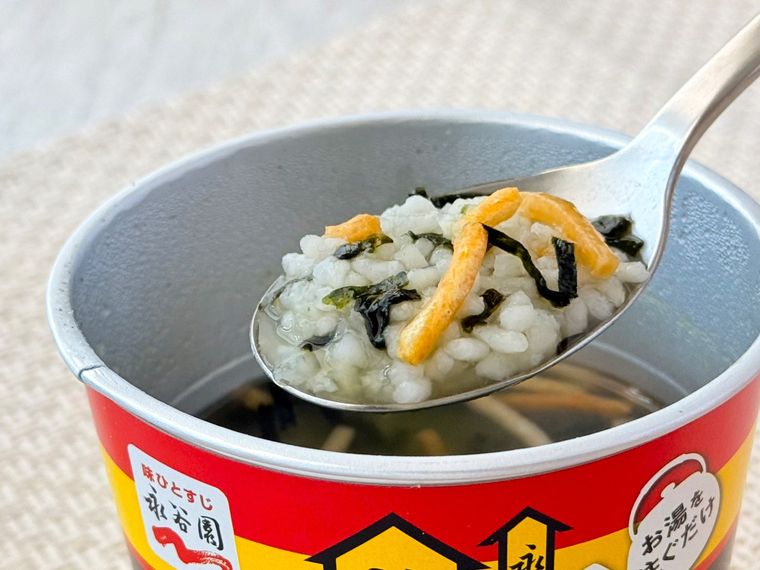 カップ入り お茶づけ海苔そスプーンですくっている様子