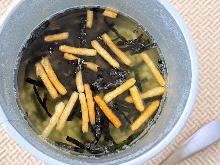 上から覗き込んだお湯を注ぎ3分経った後のカップ入り お茶づけ海苔