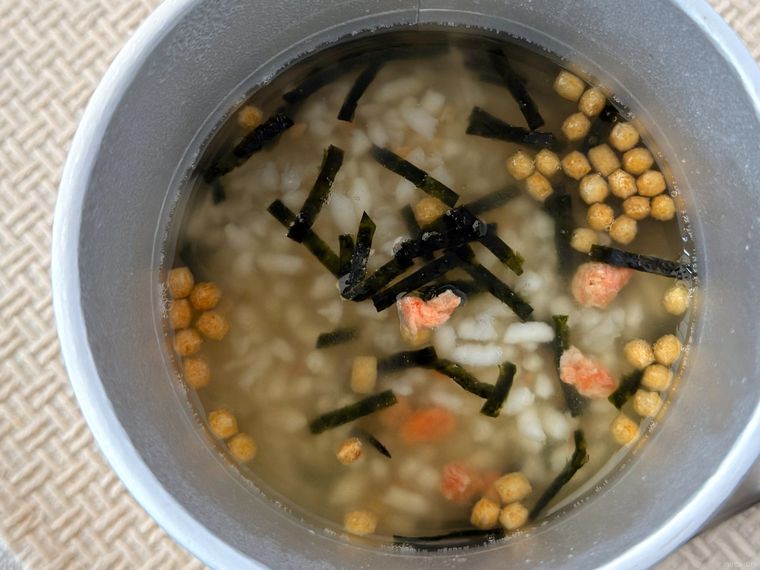 上から覗き込んだお湯を注ぎ3分経った後のカップ入り さけ茶づけ