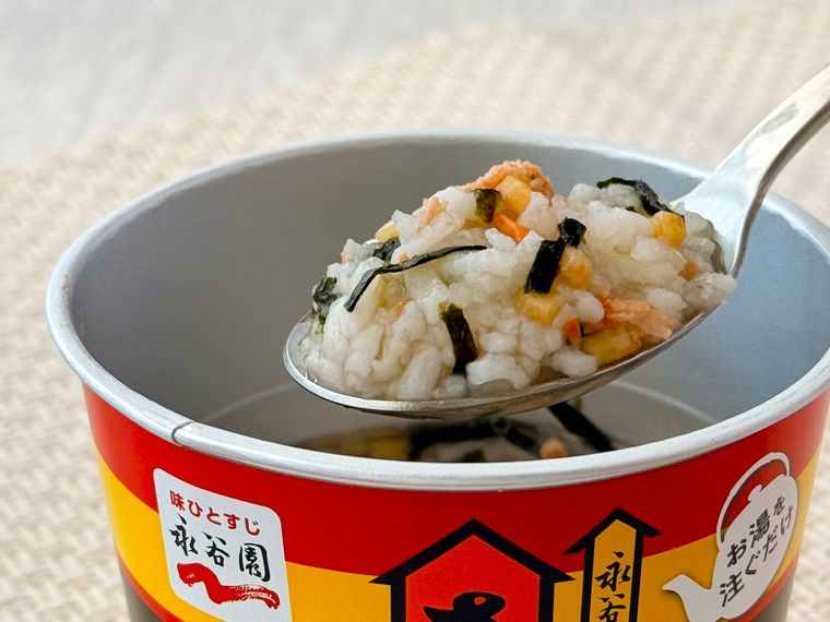 カップ入り さけ茶づけをスプーンですくっている様子