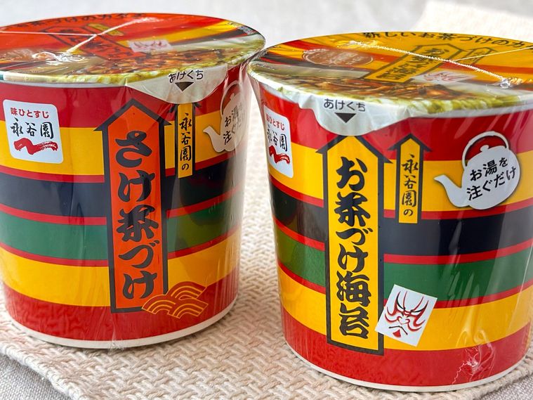  カップ入り お茶づけ海苔とカップ入り さけ茶づけのパッケージが並んでいる様子