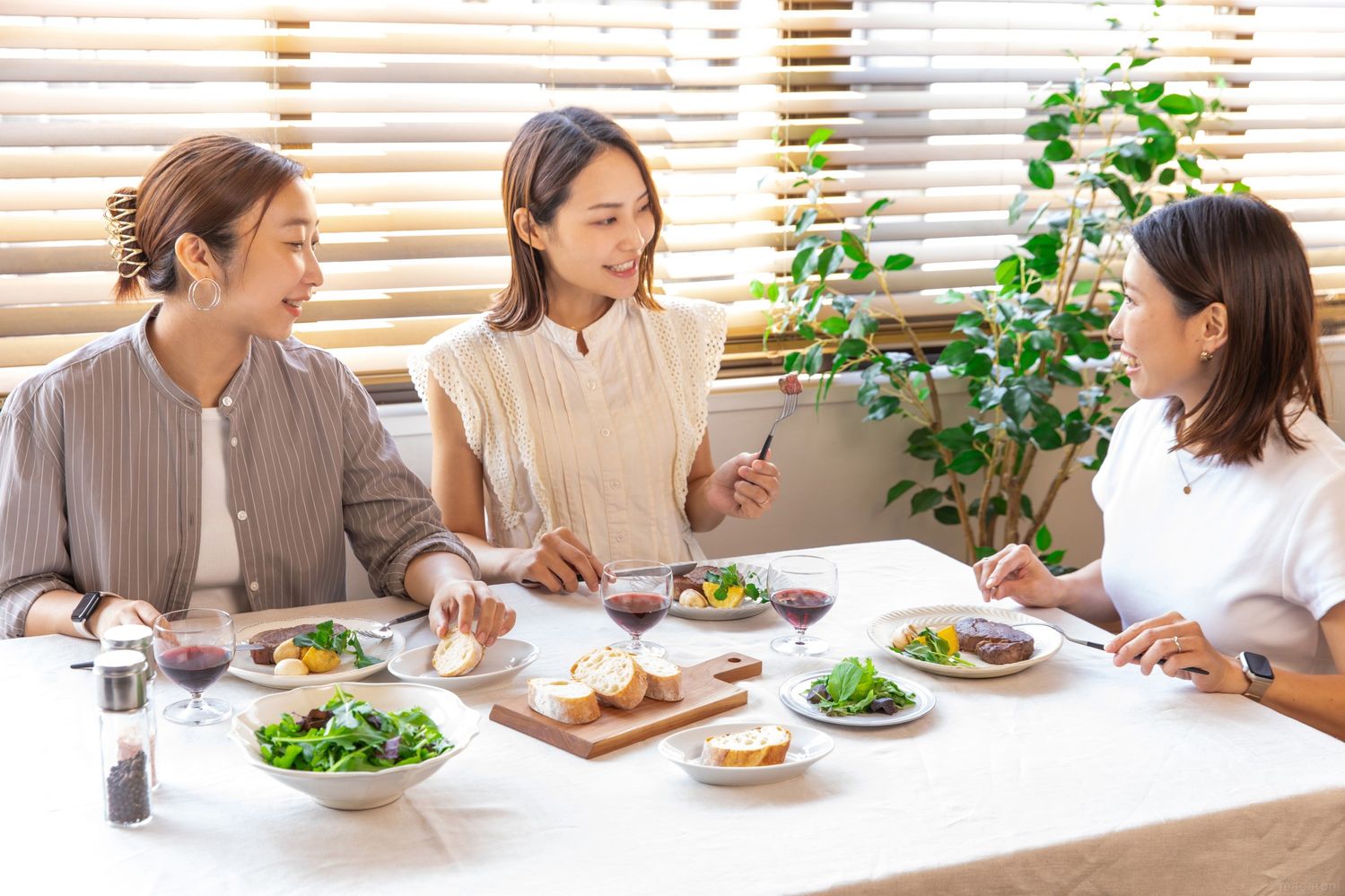 食べながら話している女性