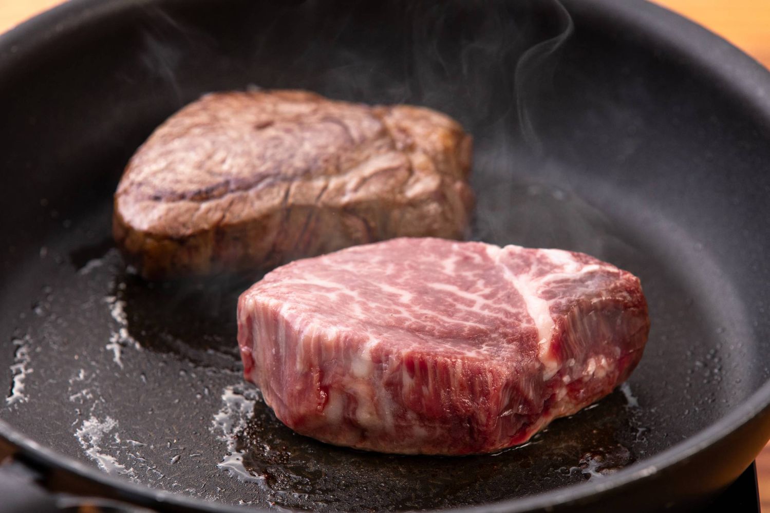 ステーキ焼いてる