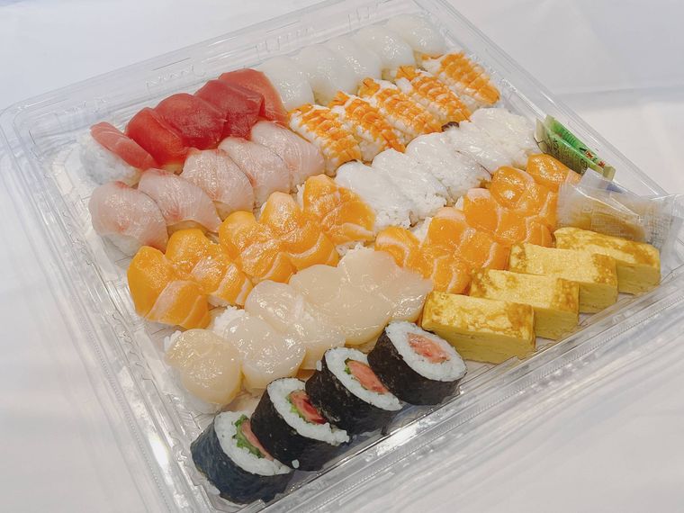 寿司ファミリー盛48貫がテーブルに置かれている様子