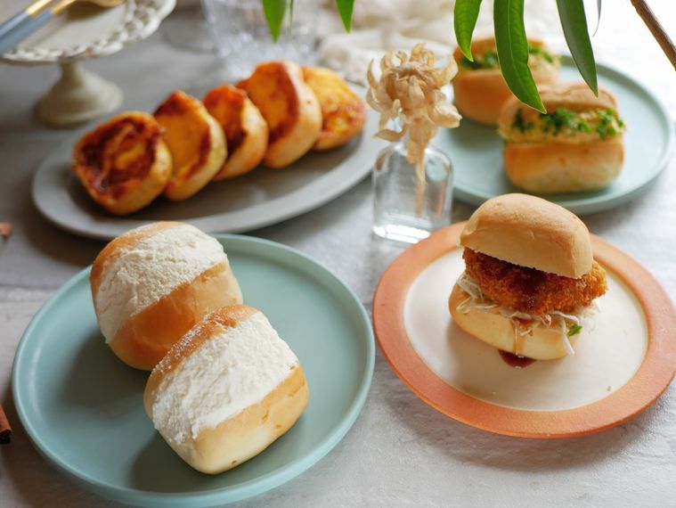 マリトッツォやコロッケパンなど4種のアレンジパンがテーブルに並んだ様子