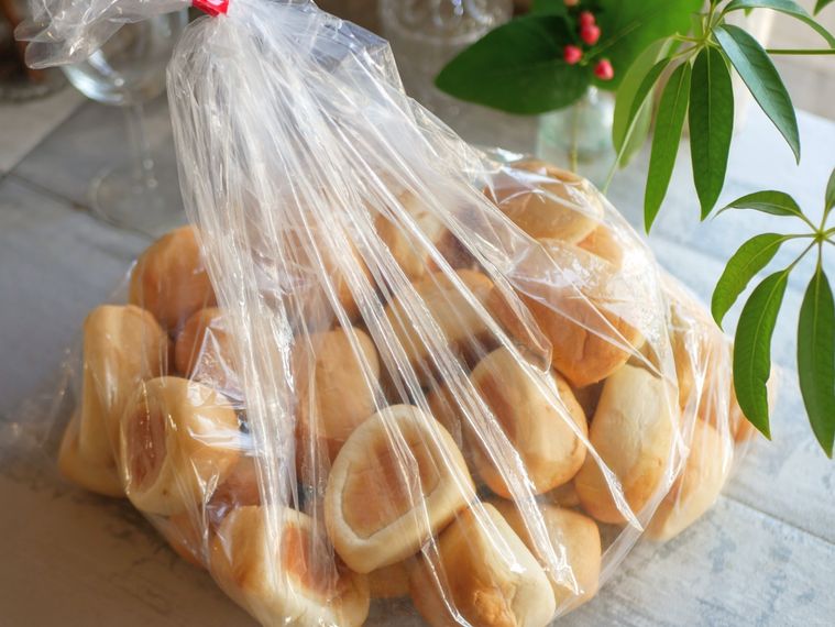 袋に入ったコストコのディナーロールがテーブルに置かれている様子