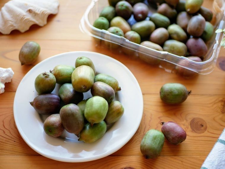 コストコのキウイベリーが白い皿にのっている