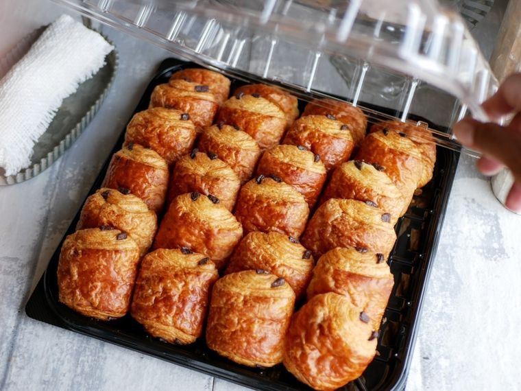 黒いケースに並んだたくさんのパンオショコラ