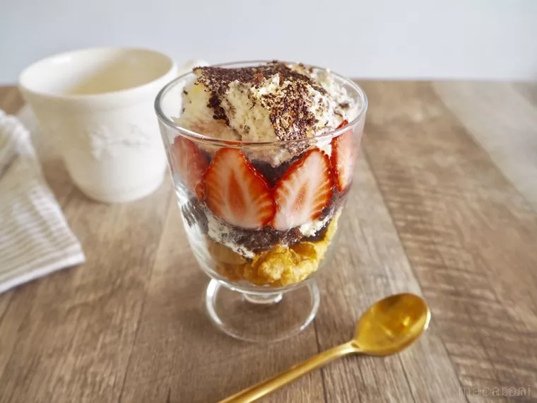 フルーツやシリアルと一緒にグラスに入れ、パフェにアレンジしたコストコのイタリアンティラミス