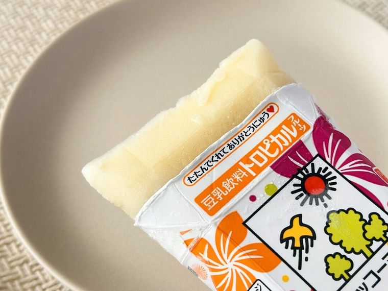 凍った 豆乳飲料 トロピカルフルーツをパッケージから取り出している様子