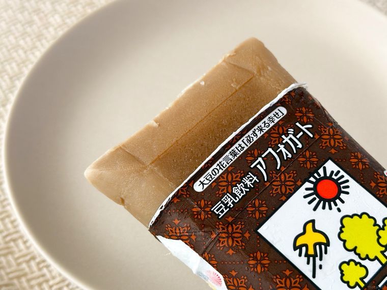 凍った 豆乳飲料 アフォガートをパッケージから取り出している様子