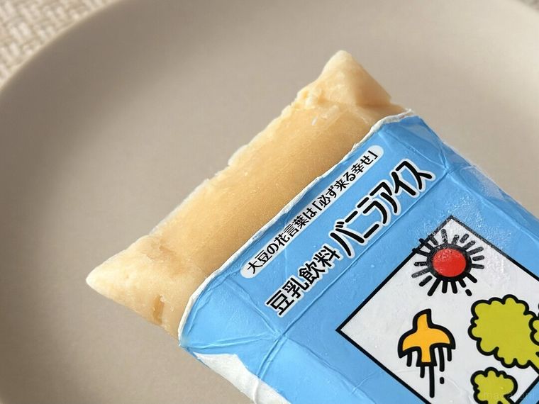 凍った 豆乳飲料 バニラアイスをパッケージから取り出している様子