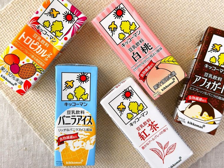 キッコーマンのトロピカルフルーツやバニラアイスなどのパッケージが並んでいる様子