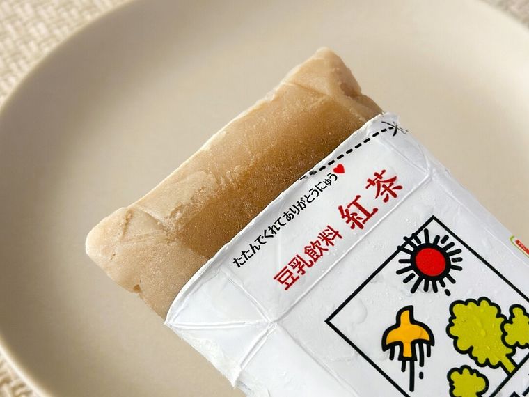 凍った 豆乳飲料 紅茶をパッケージから取り出している様子