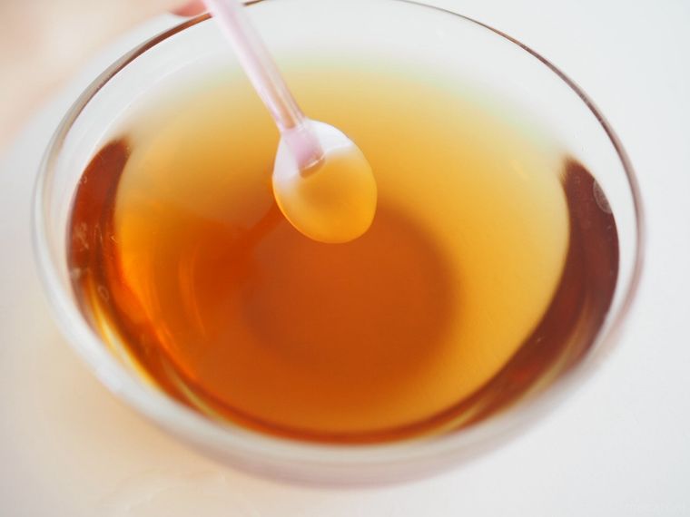 麦茶にゼラチンをいれているところ