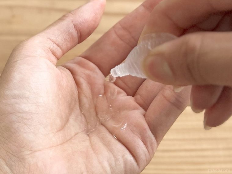 ダイソーのタレビンから化粧水を押し出している様子