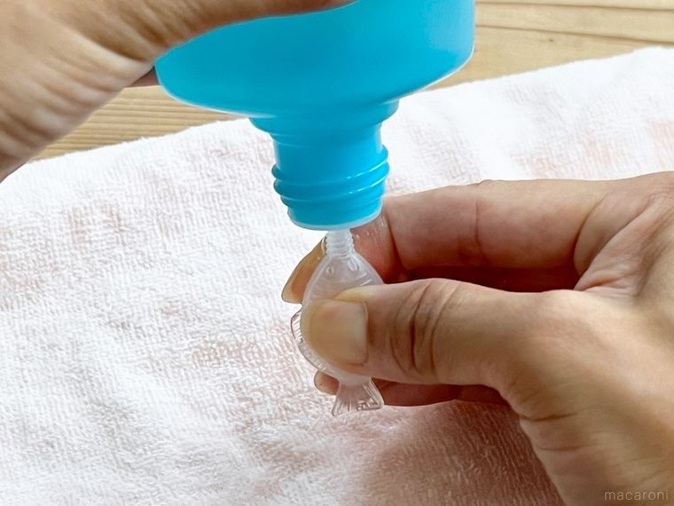 ダイソーのタレビンに化粧水を詰め替えている様子