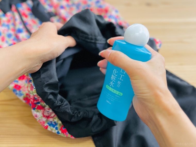 旅行バッグに化粧水のボトルを入れようとしている様子