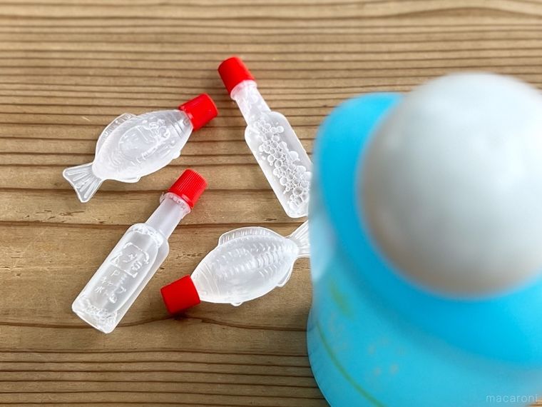 化粧水が入ったダイソーのタレビンと化粧水のボトル