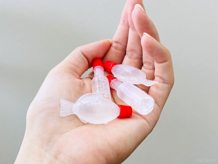 化粧水が入ったダイソーのタレビンを手のひらに4本のせた様子