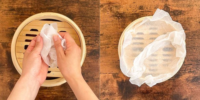 せいろにクッキングシートを敷いている様子