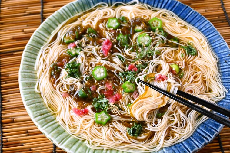梅もずくそうめんの麺を箸ですくい上げる様子
