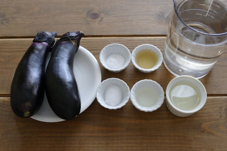 なすサラダの材料が並ぶ木製テーブル