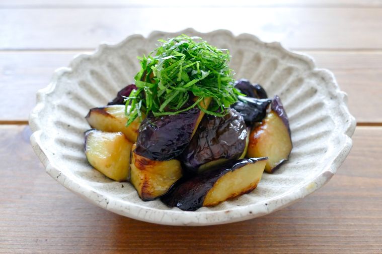 大葉をトッピングしたなすサラダ