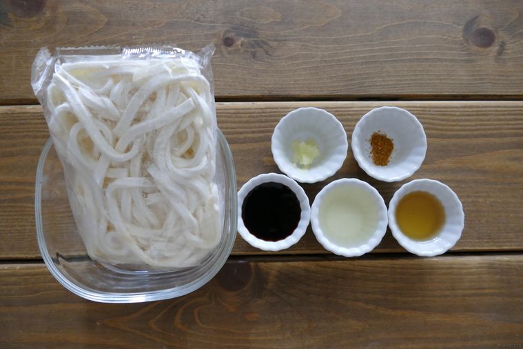 オイスターうどんの材料が並ぶ木製テーブル