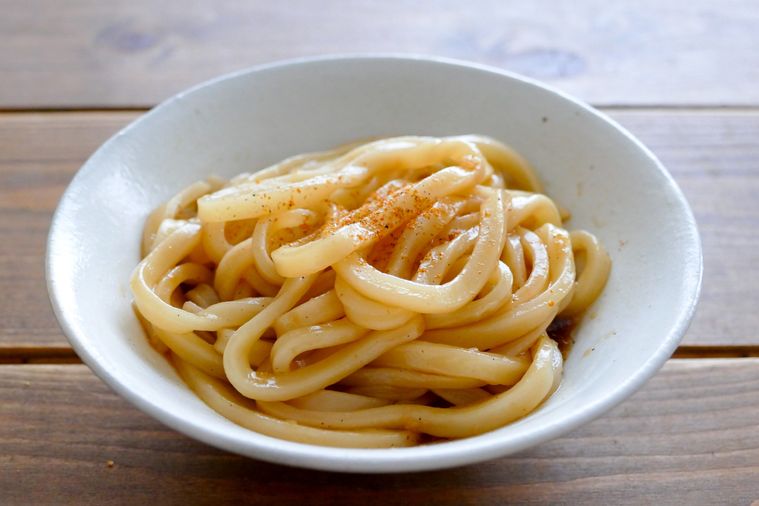 白い器に盛られたオイスターうどん