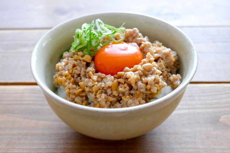 卵黄と小口ねぎをトッピングした納豆肉丼