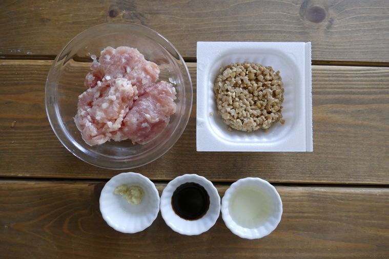 納豆肉丼の材料が並ぶ木製テーブル