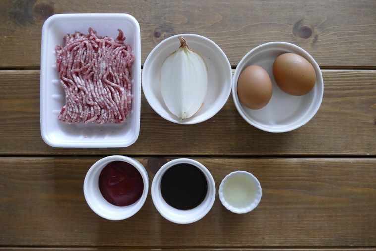 丸めないロコモコ丼の材料が並ぶ木製テーブル