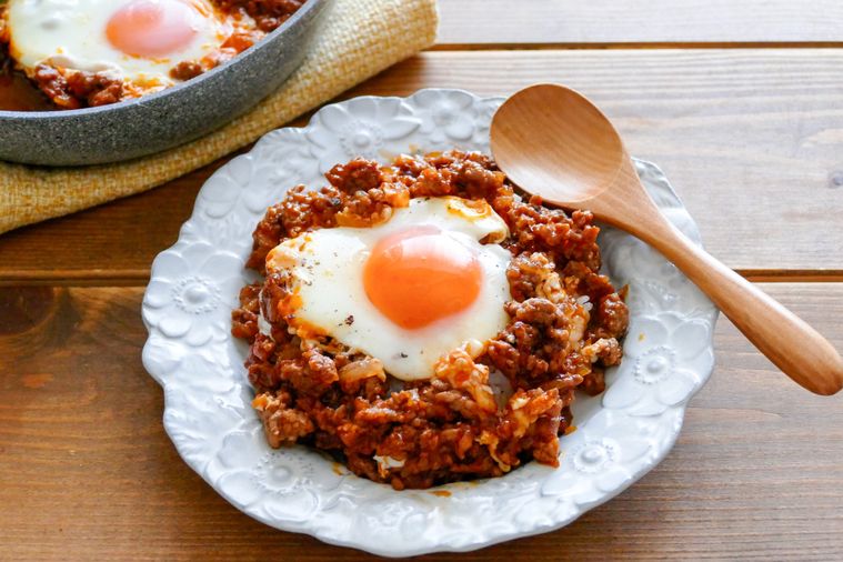 皿に盛り付けた卵がのっているロコモコ丼