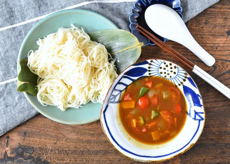 テーブルに並べたそうめんとつけつゆ、カトラリー
