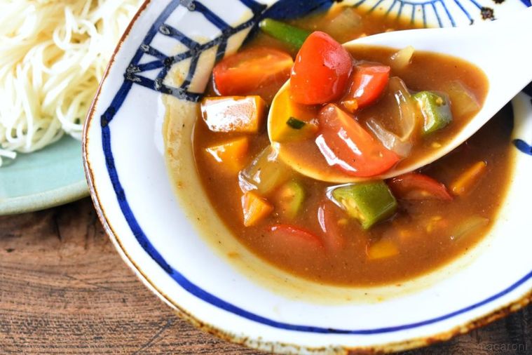 レンゲですくったつけつゆの具