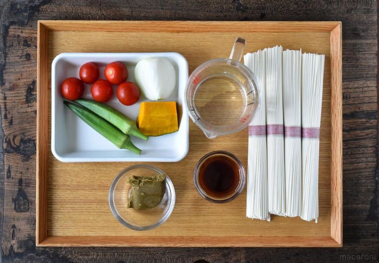 器に盛ったトマトカレーつけそうめん