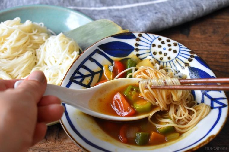 レンゲと箸をそえたそうめん