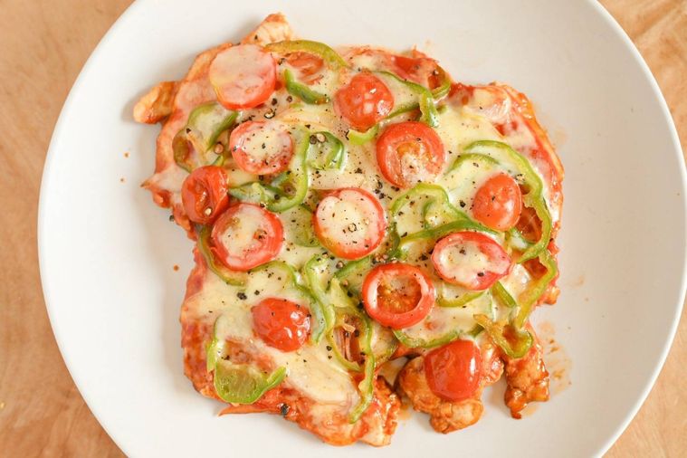 白い皿にのった鶏むね肉ピザ