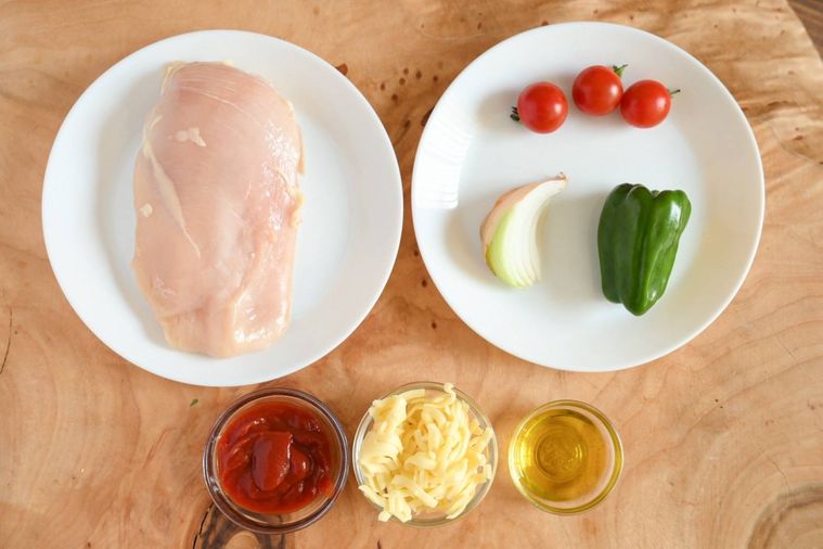 テーブルにのった鶏むね肉ピザの材料