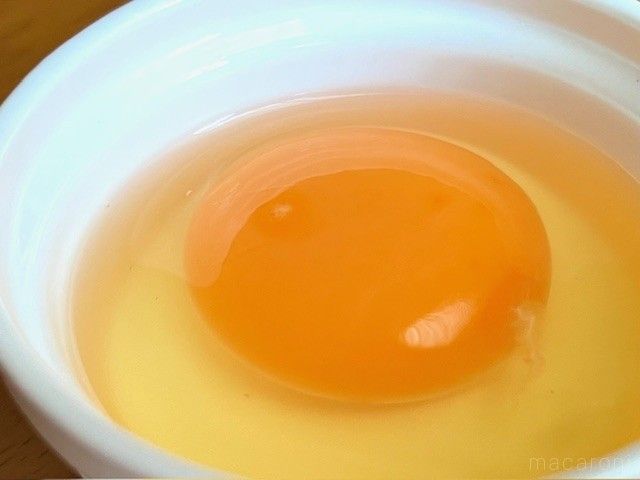 ぷるんとした鮮やかな色の卵の黄身