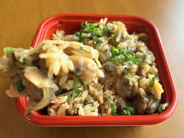 あさりごはんをスプーンで食べようとしている